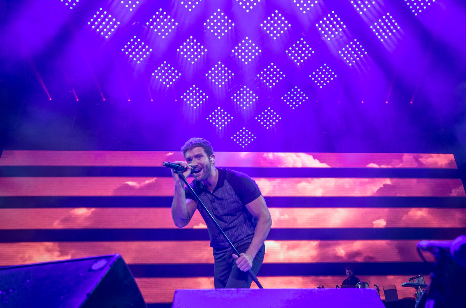 Un público entregado recibe a Pablo Alborán en el escenario granadino