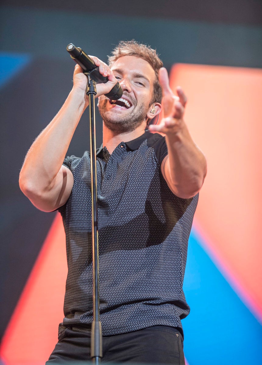 Un público entregado recibe a Pablo Alborán en el escenario granadino