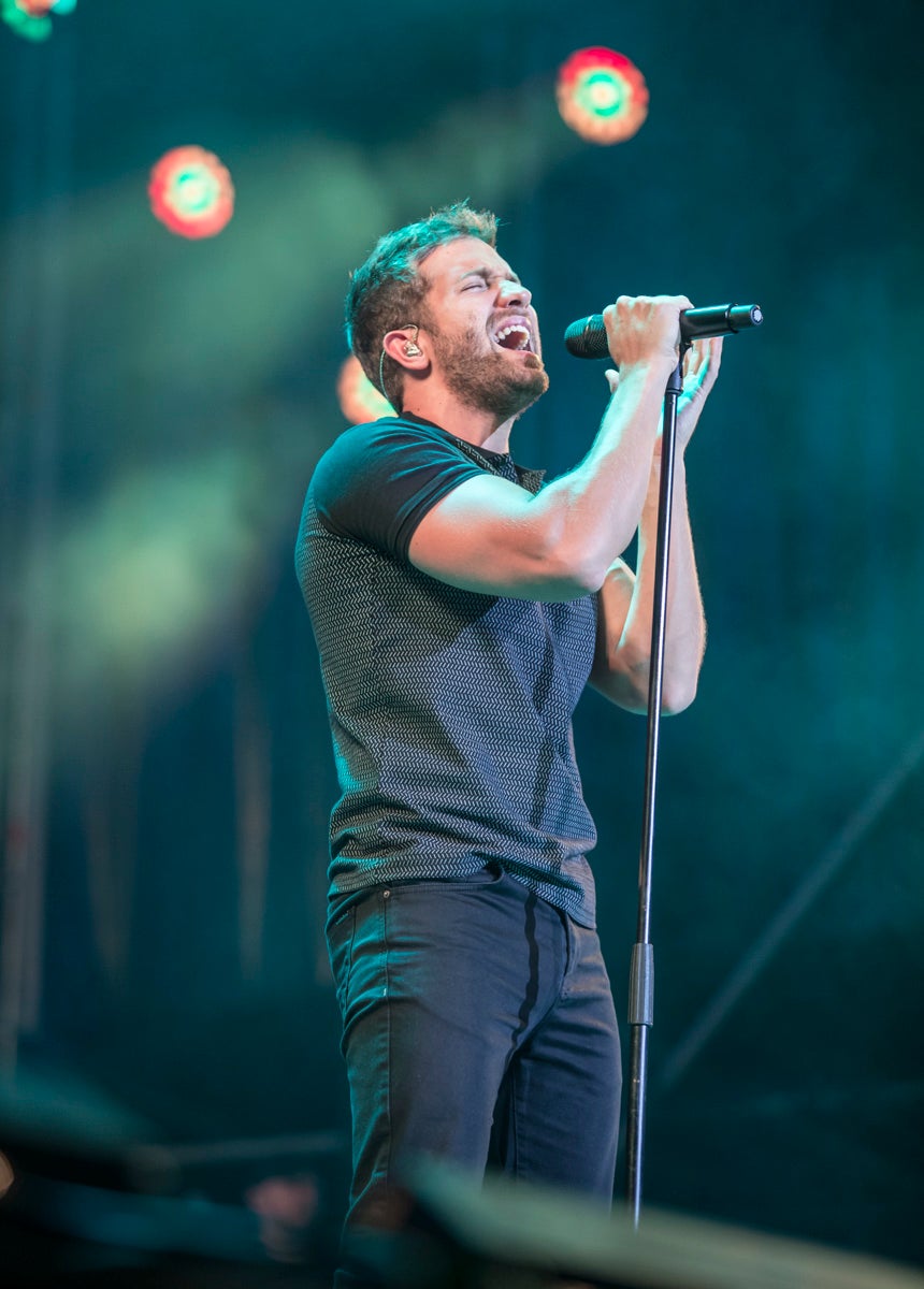 Un público entregado recibe a Pablo Alborán en el escenario granadino