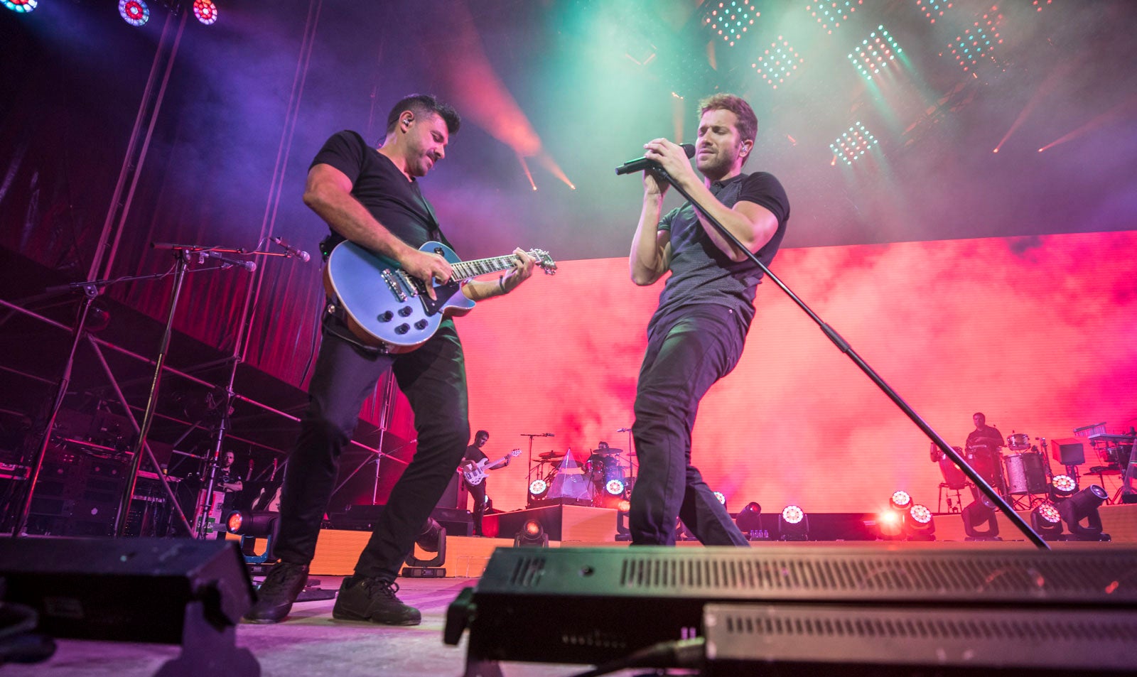 Un público entregado recibe a Pablo Alborán en el escenario granadino