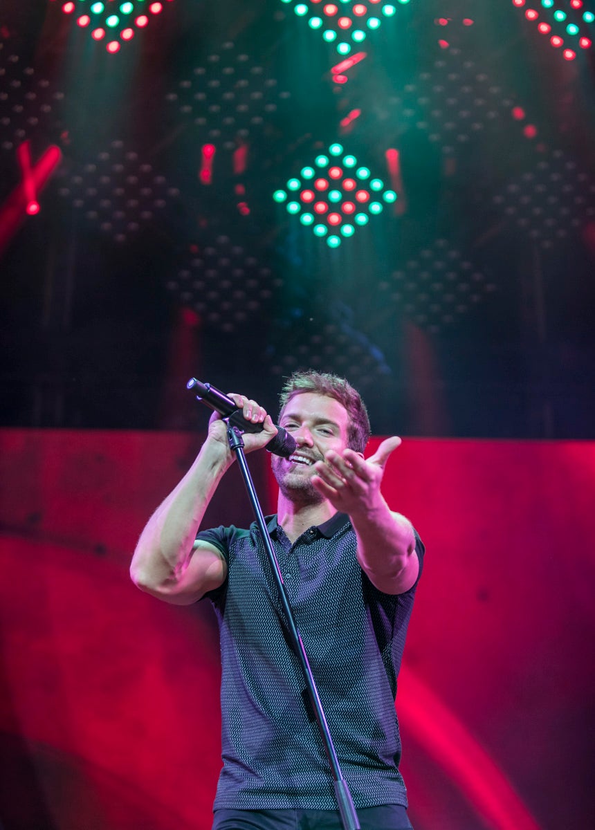 Un público entregado recibe a Pablo Alborán en el escenario granadino