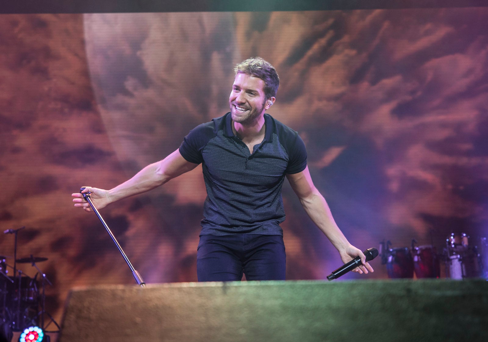 Un público entregado recibe a Pablo Alborán en el escenario granadino