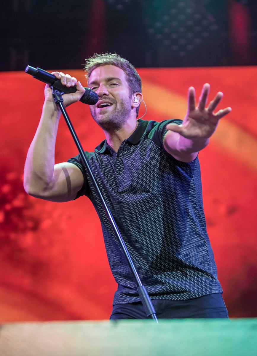 Un público entregado recibe a Pablo Alborán en el escenario granadino