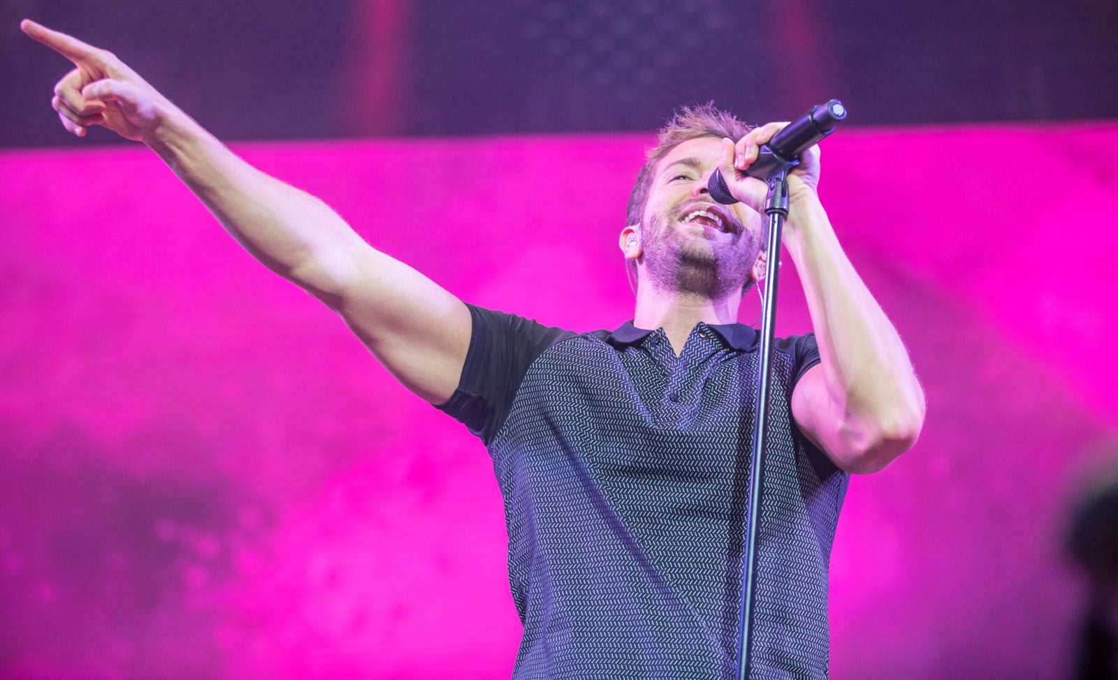 Un público entregado recibe a Pablo Alborán en el escenario granadino