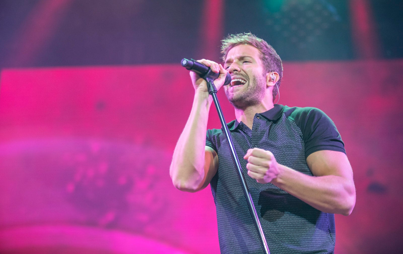 Un público entregado recibe a Pablo Alborán en el escenario granadino