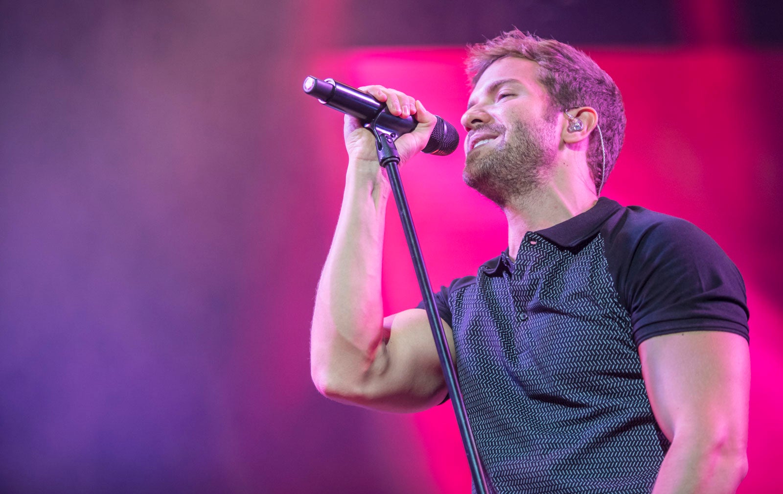 Un público entregado recibe a Pablo Alborán en el escenario granadino