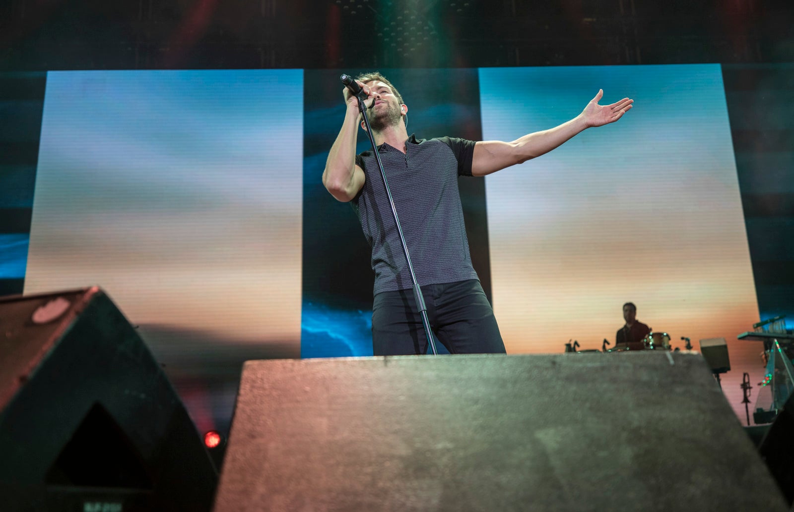 Un público entregado recibe a Pablo Alborán en el escenario granadino