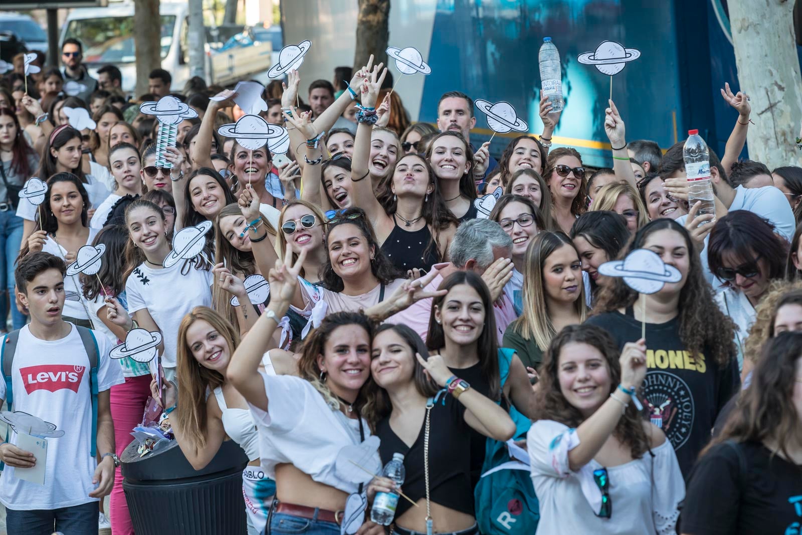 Colas interminables para acceder al concierto del cantante malagueño