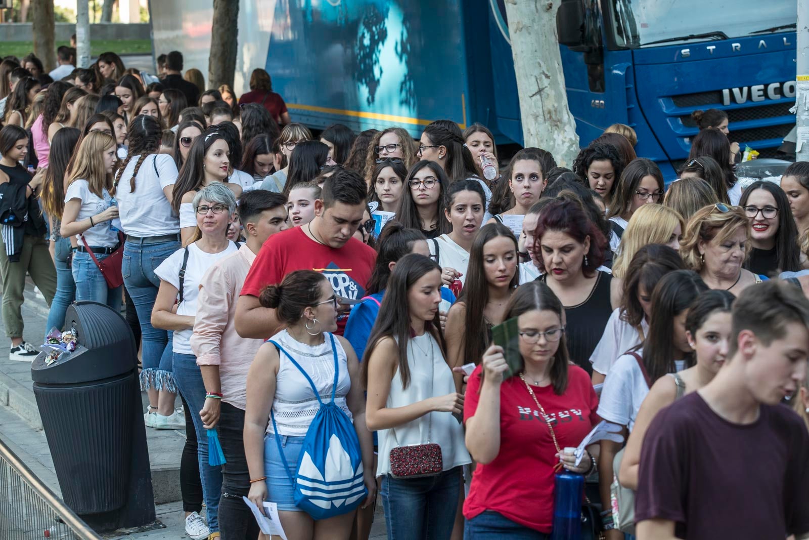 Colas interminables para acceder al concierto del cantante malagueño