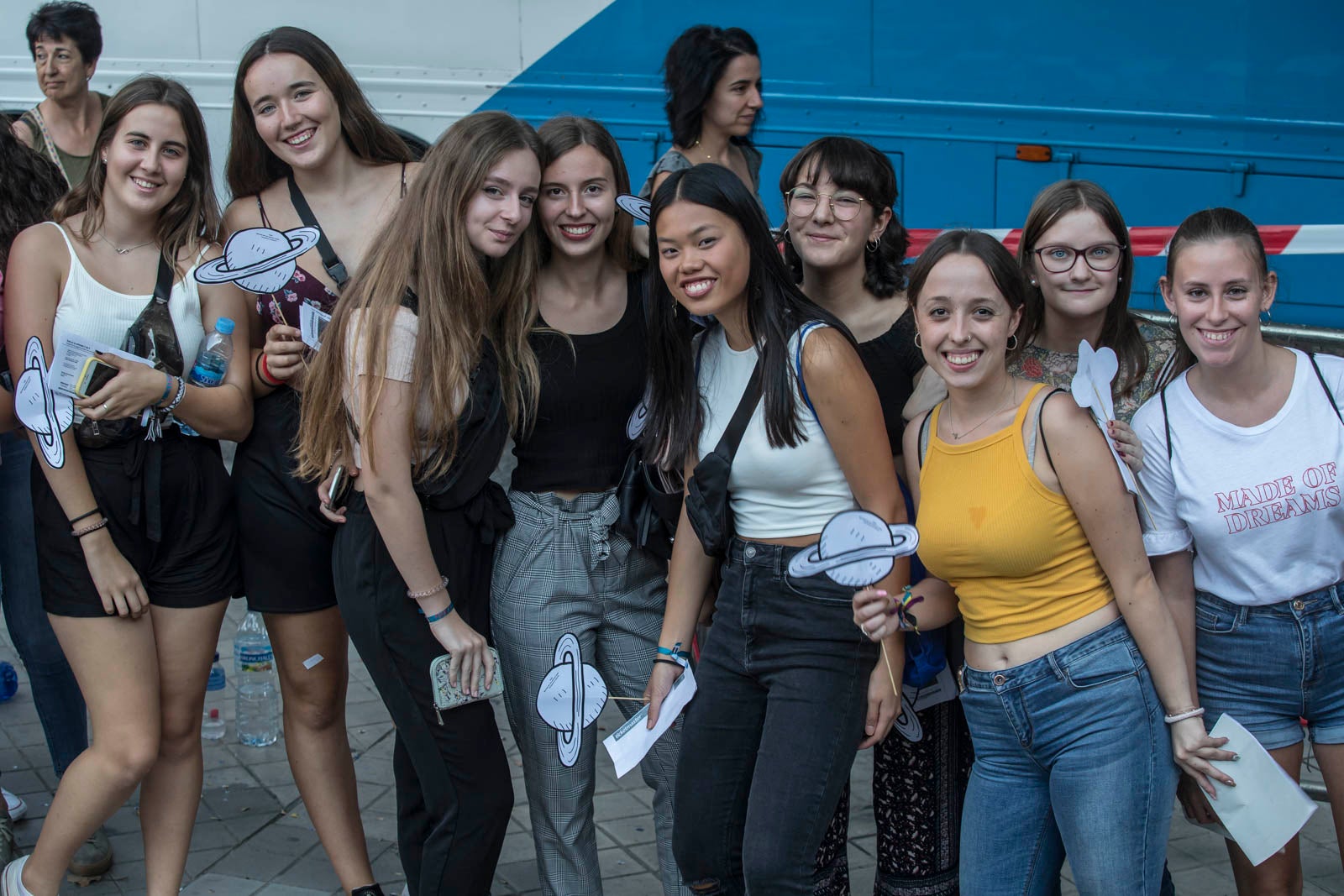 Colas interminables para acceder al concierto del cantante malagueño