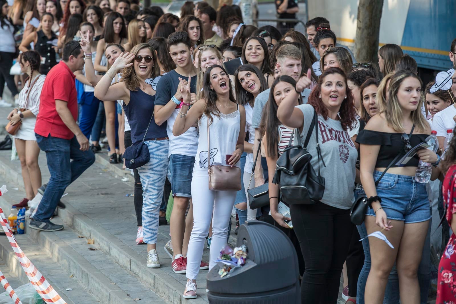 Colas interminables para acceder al concierto del cantante malagueño