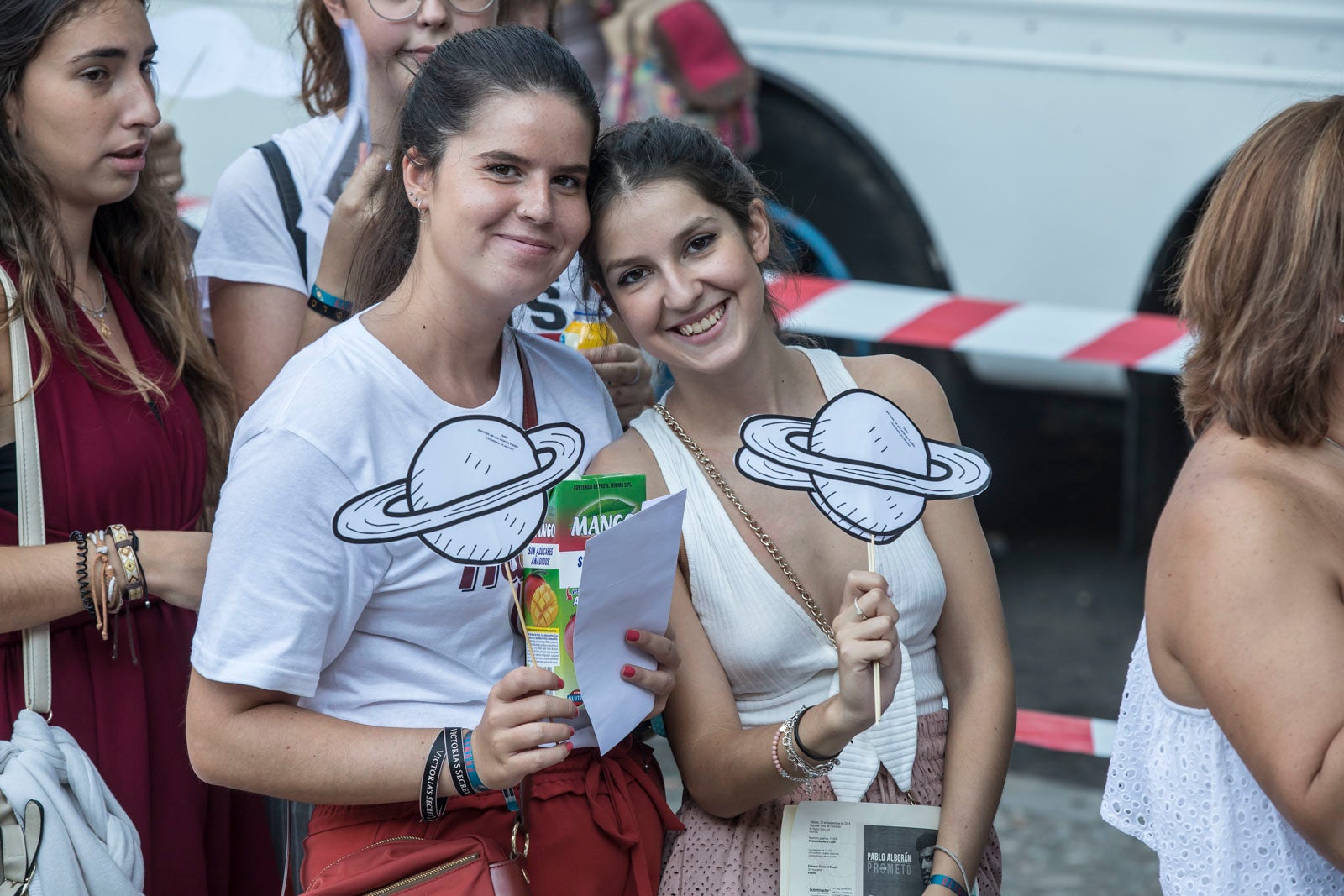 Colas interminables para acceder al concierto del cantante malagueño