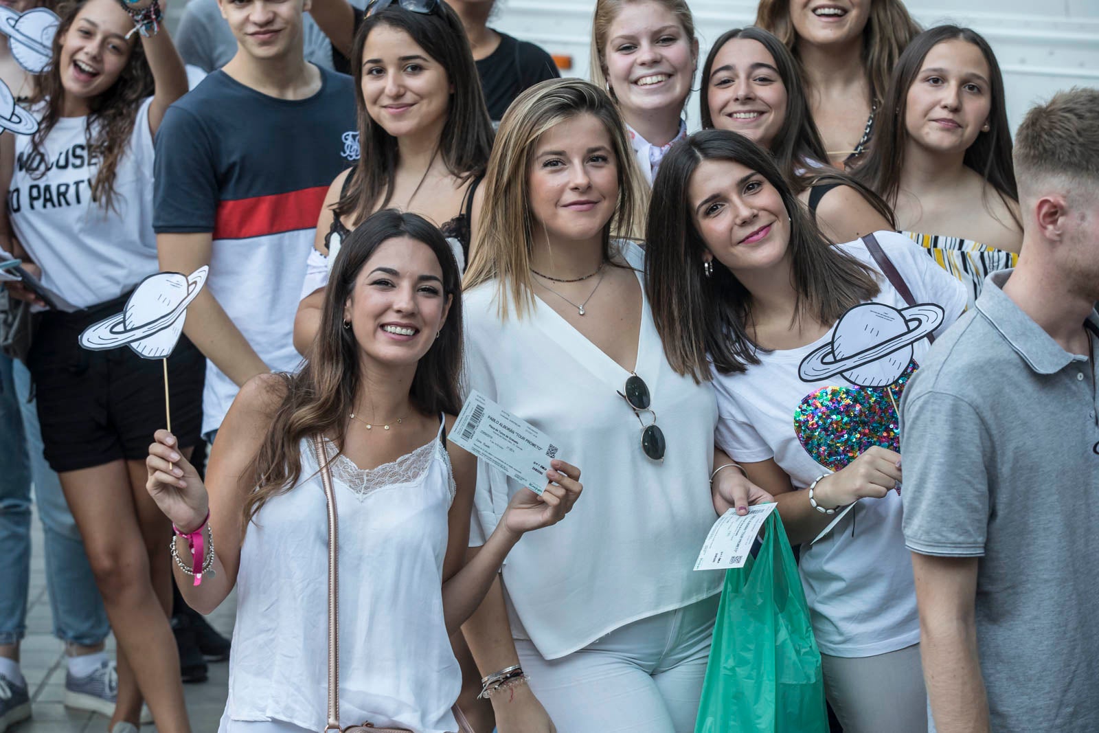 Colas interminables para acceder al concierto del cantante malagueño