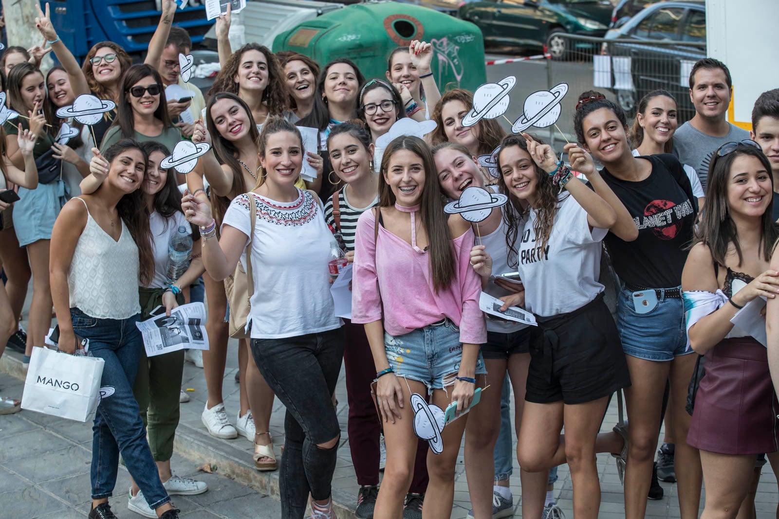 Colas interminables para acceder al concierto del cantante malagueño