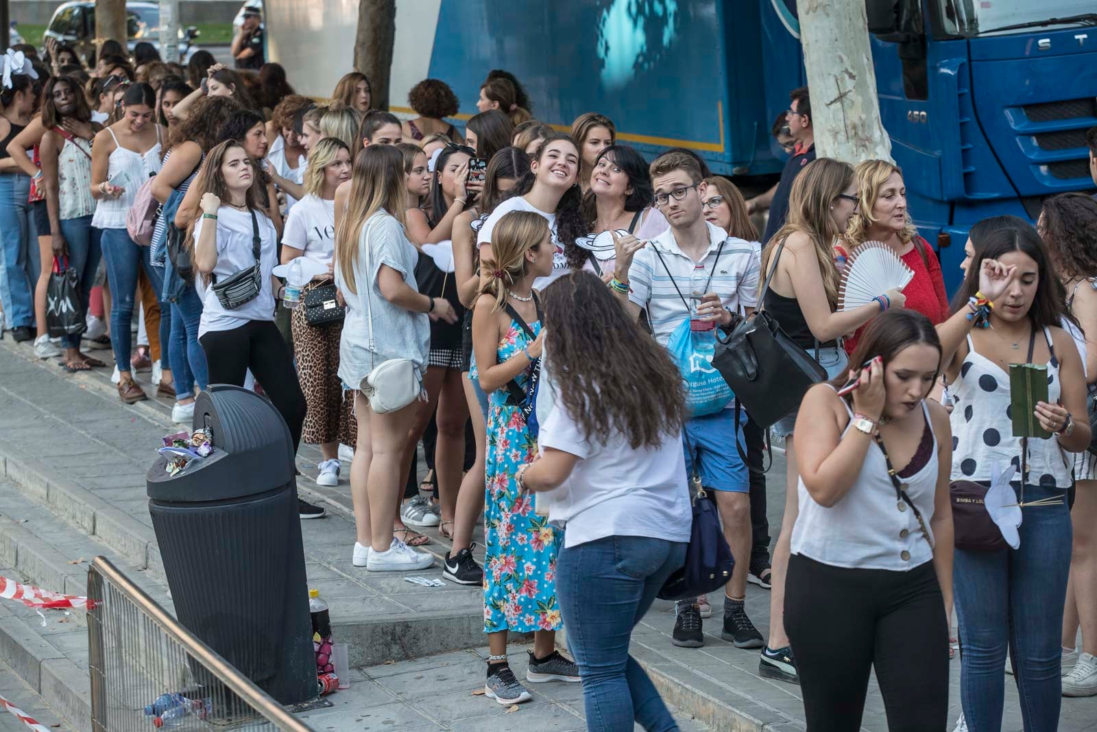 Colas interminables para acceder al concierto del cantante malagueño