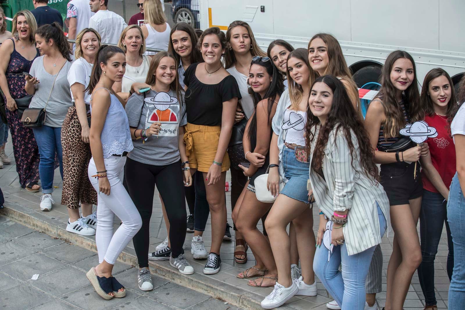 Colas interminables para acceder al concierto del cantante malagueño