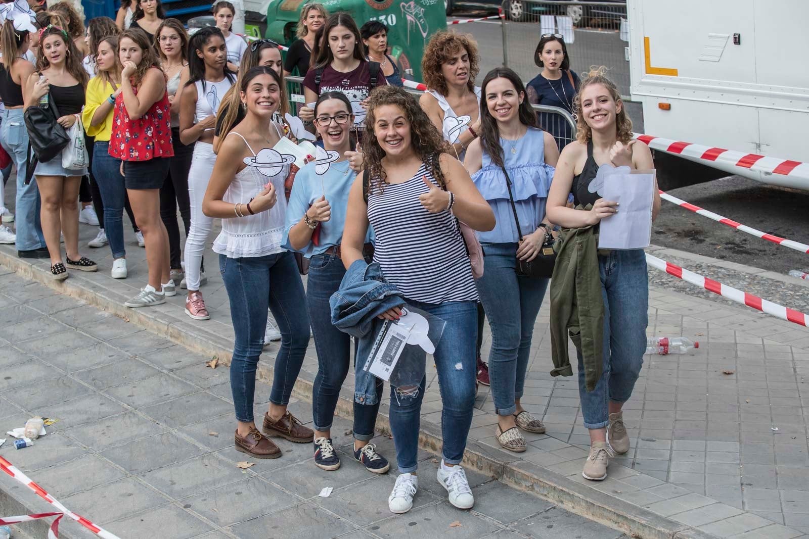 Colas interminables para acceder al concierto del cantante malagueño