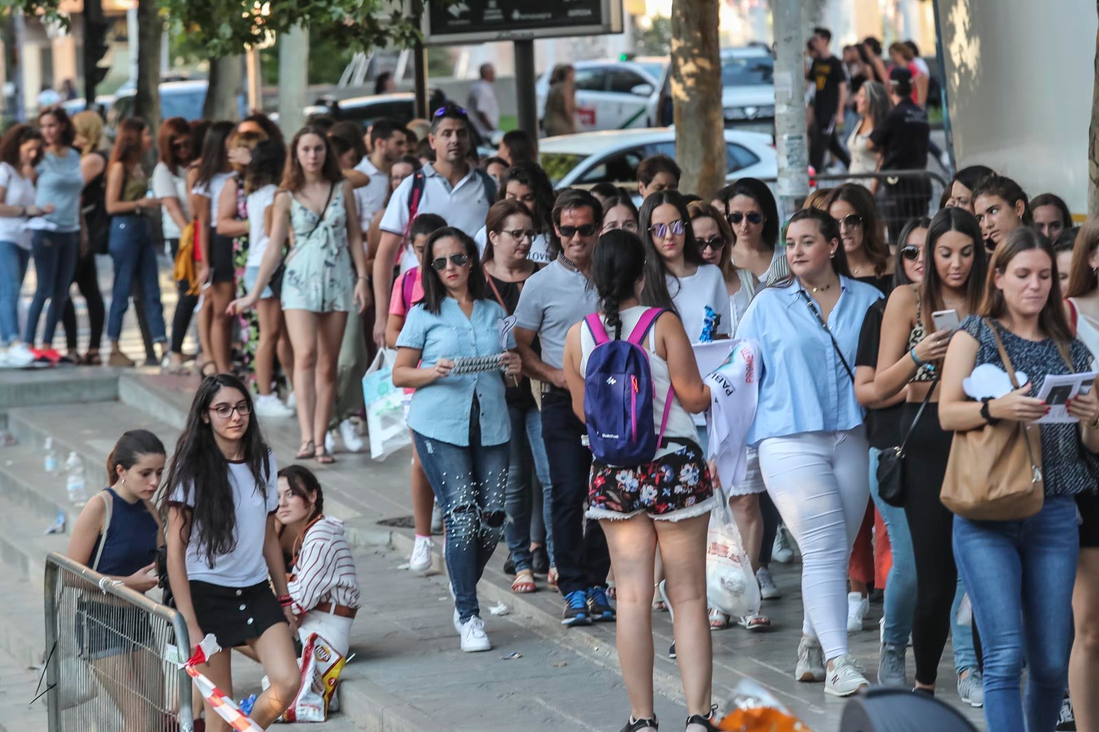 Colas interminables para acceder al concierto del cantante malagueño