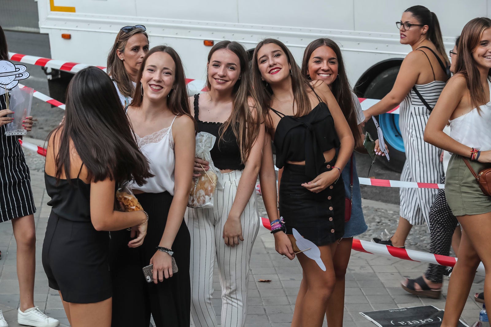 Colas interminables para acceder al concierto del cantante malagueño