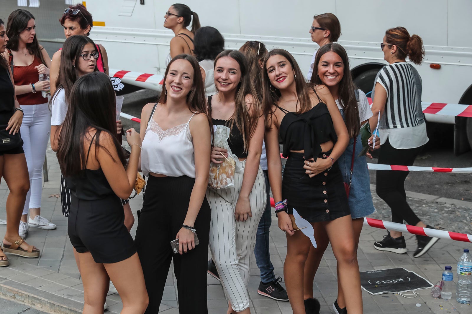 Colas interminables para acceder al concierto del cantante malagueño
