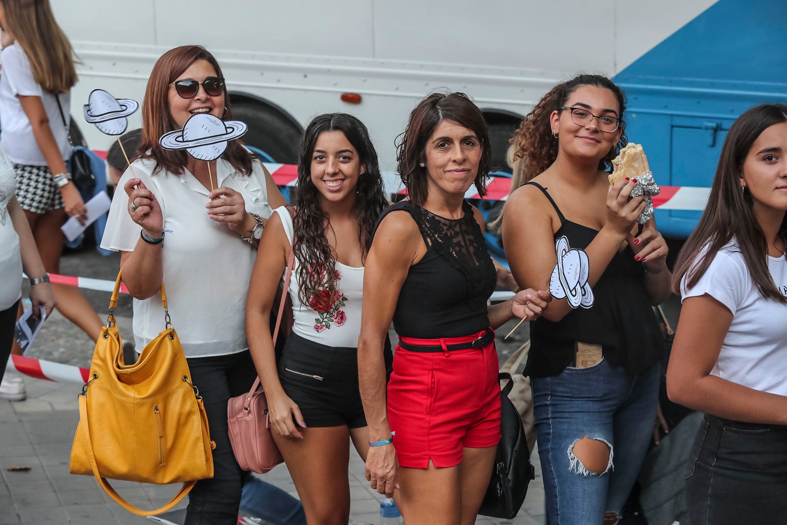 Colas interminables para acceder al concierto del cantante malagueño