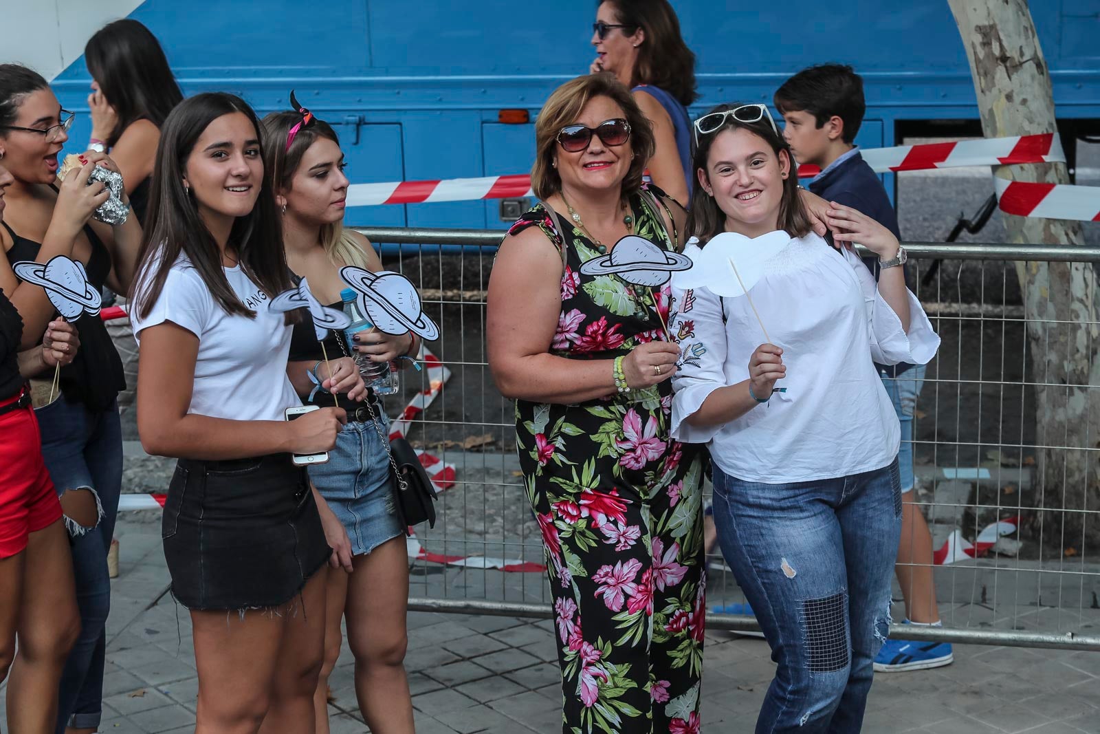Colas interminables para acceder al concierto del cantante malagueño