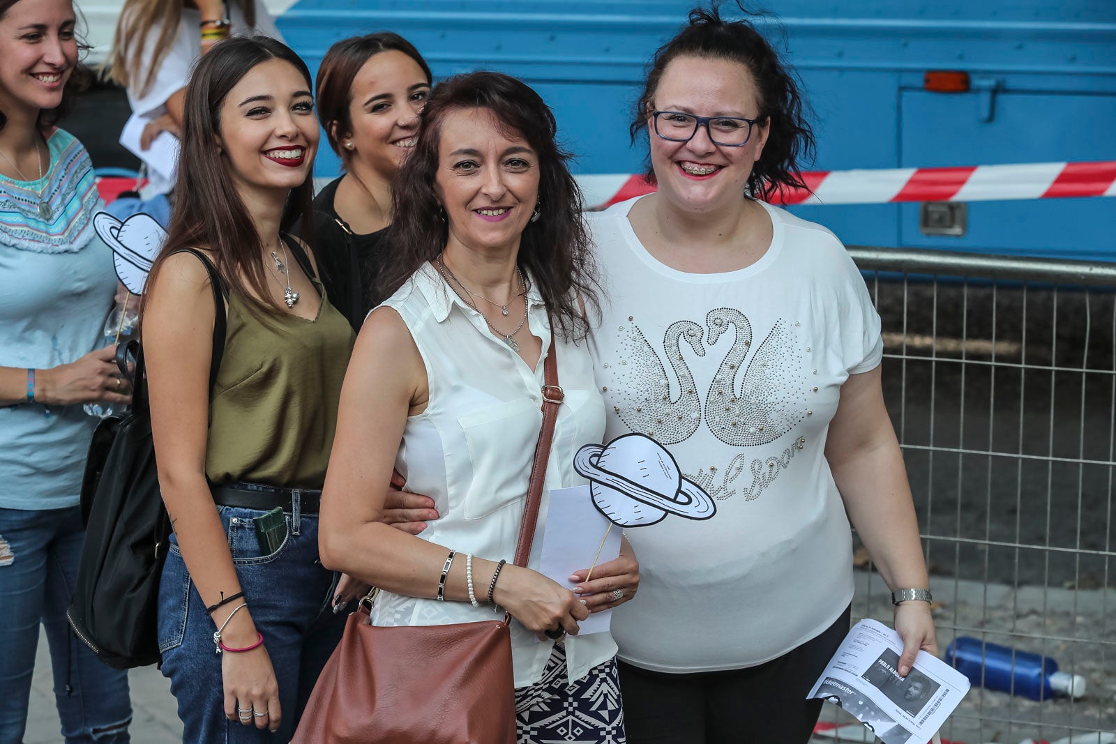 Colas interminables para acceder al concierto del cantante malagueño