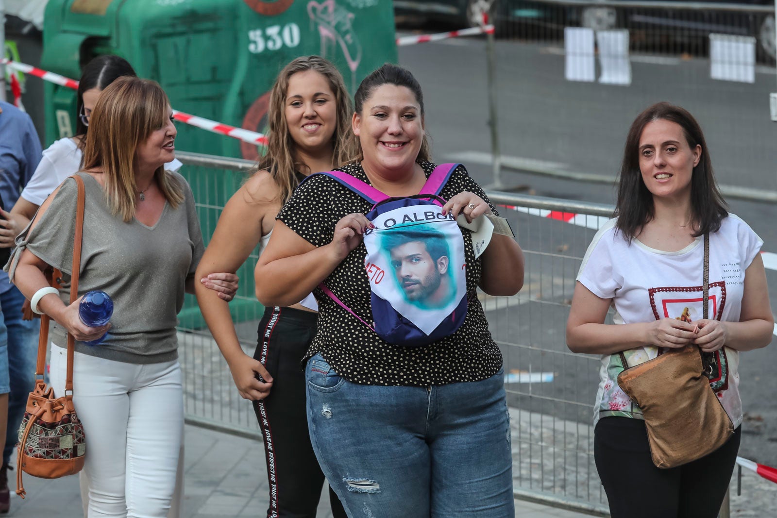 Colas interminables para acceder al concierto del cantante malagueño