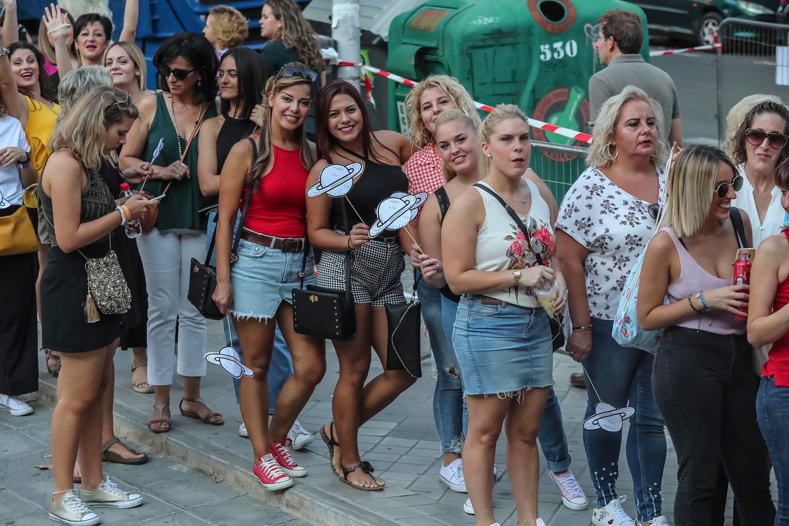 Colas interminables para acceder al concierto del cantante malagueño