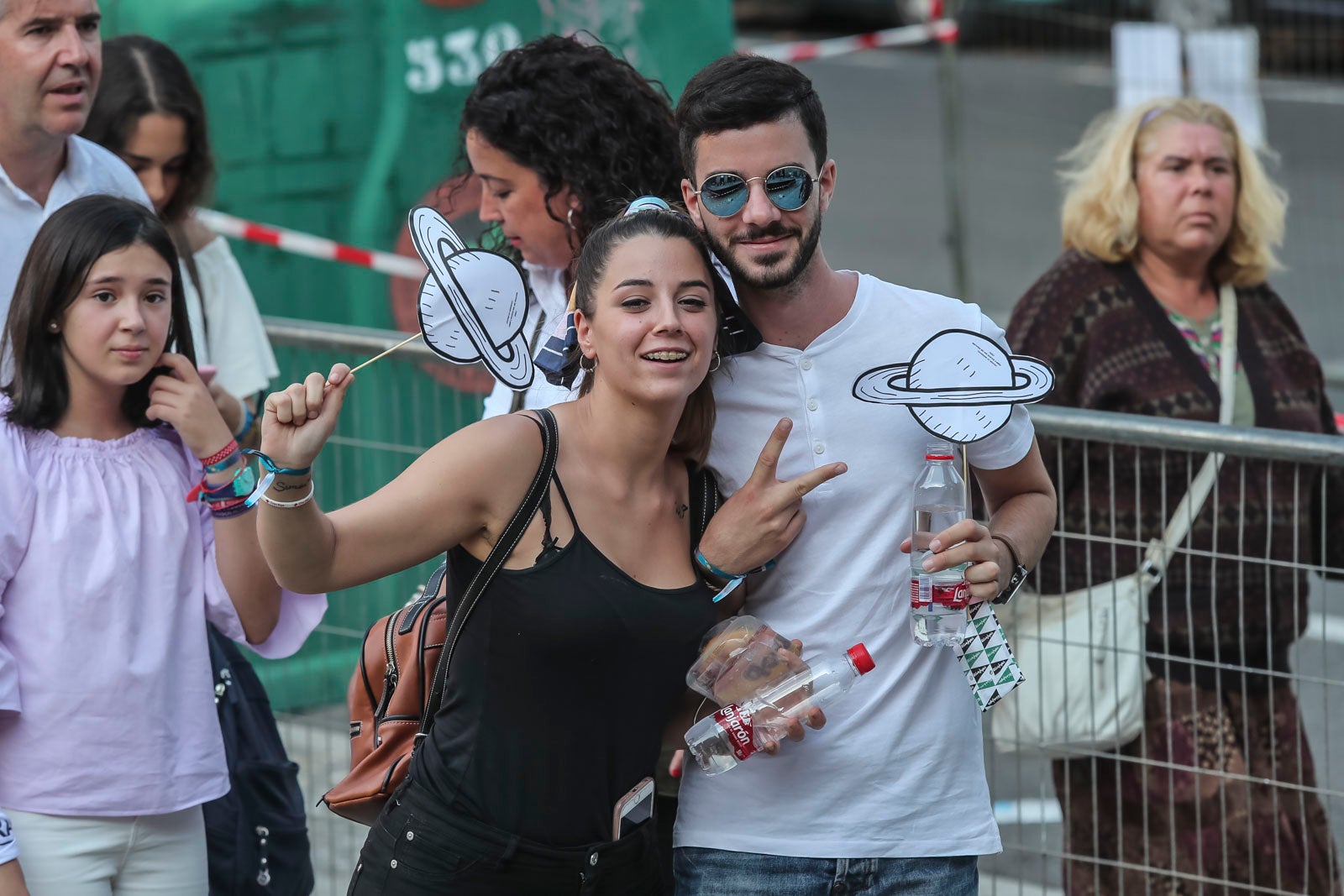 Colas interminables para acceder al concierto del cantante malagueño