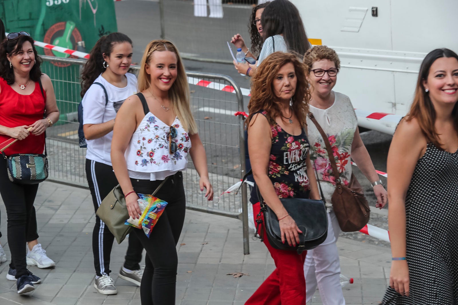 Colas interminables para acceder al concierto del cantante malagueño