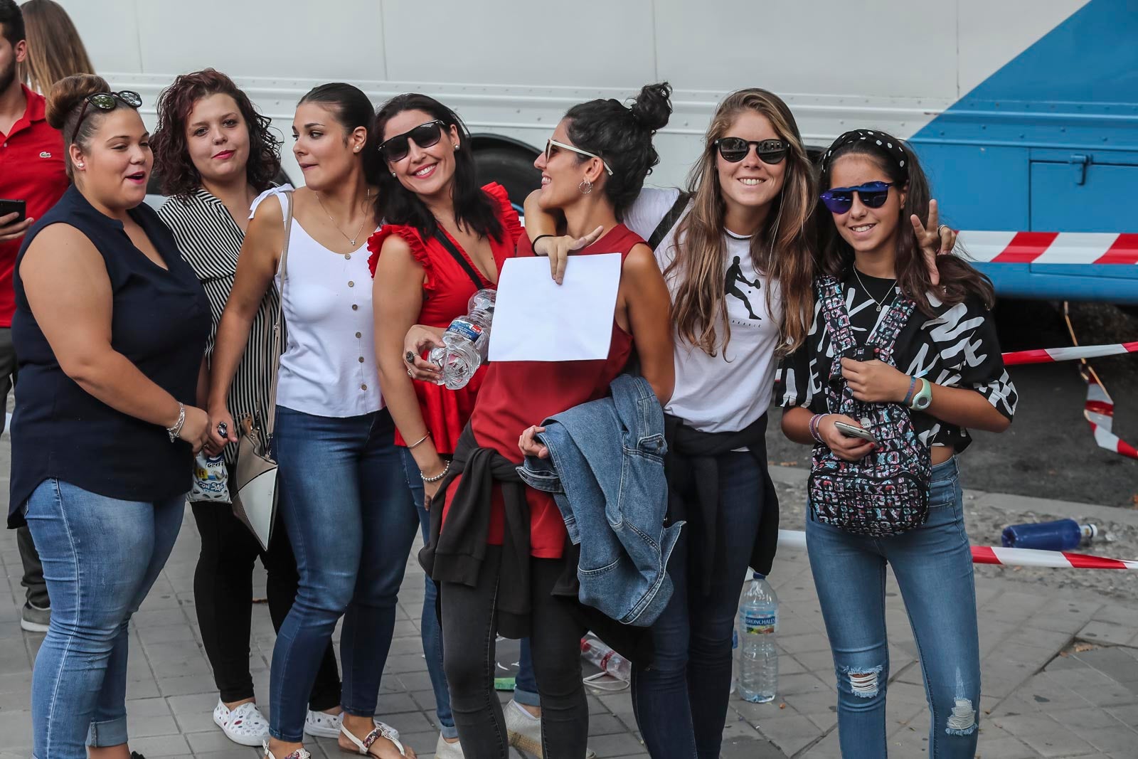 Colas interminables para acceder al concierto del cantante malagueño