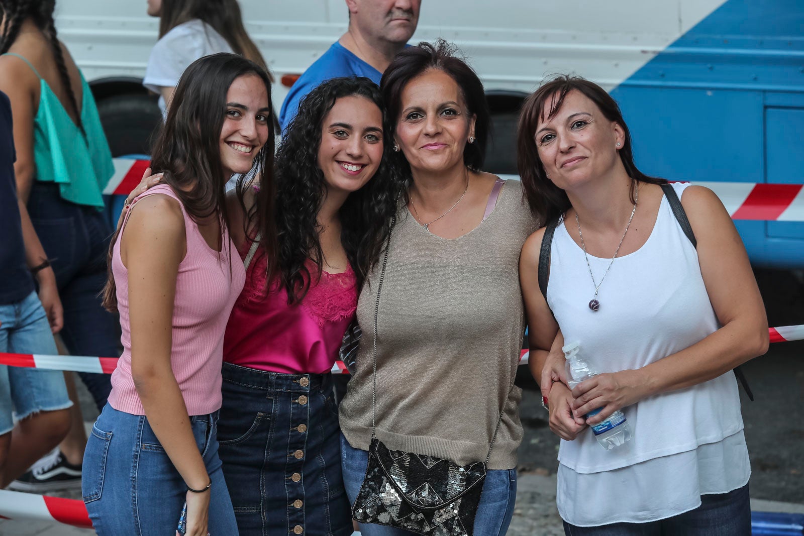 Colas interminables para acceder al concierto del cantante malagueño