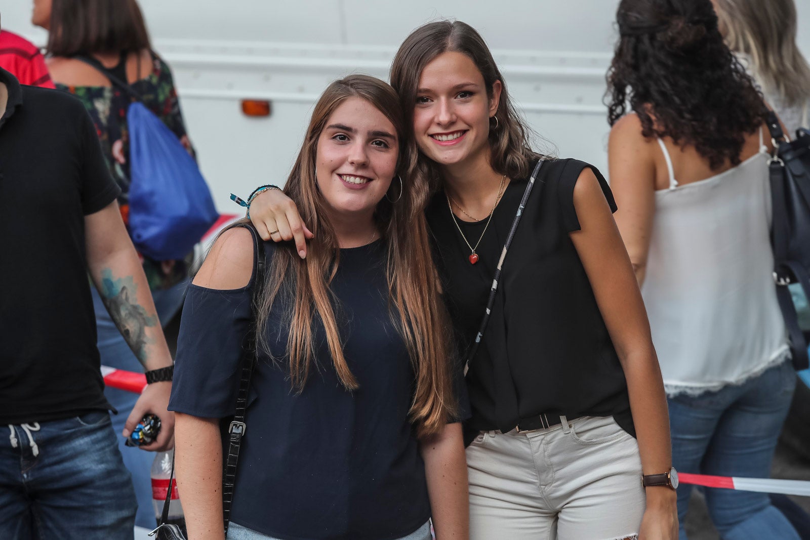 Colas interminables para acceder al concierto del cantante malagueño