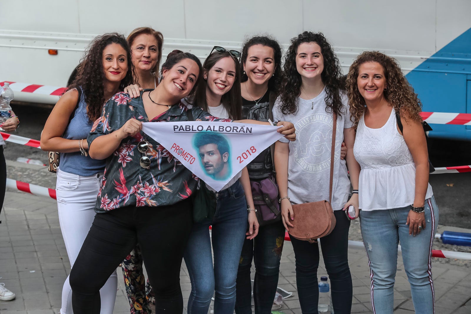 Colas interminables para acceder al concierto del cantante malagueño