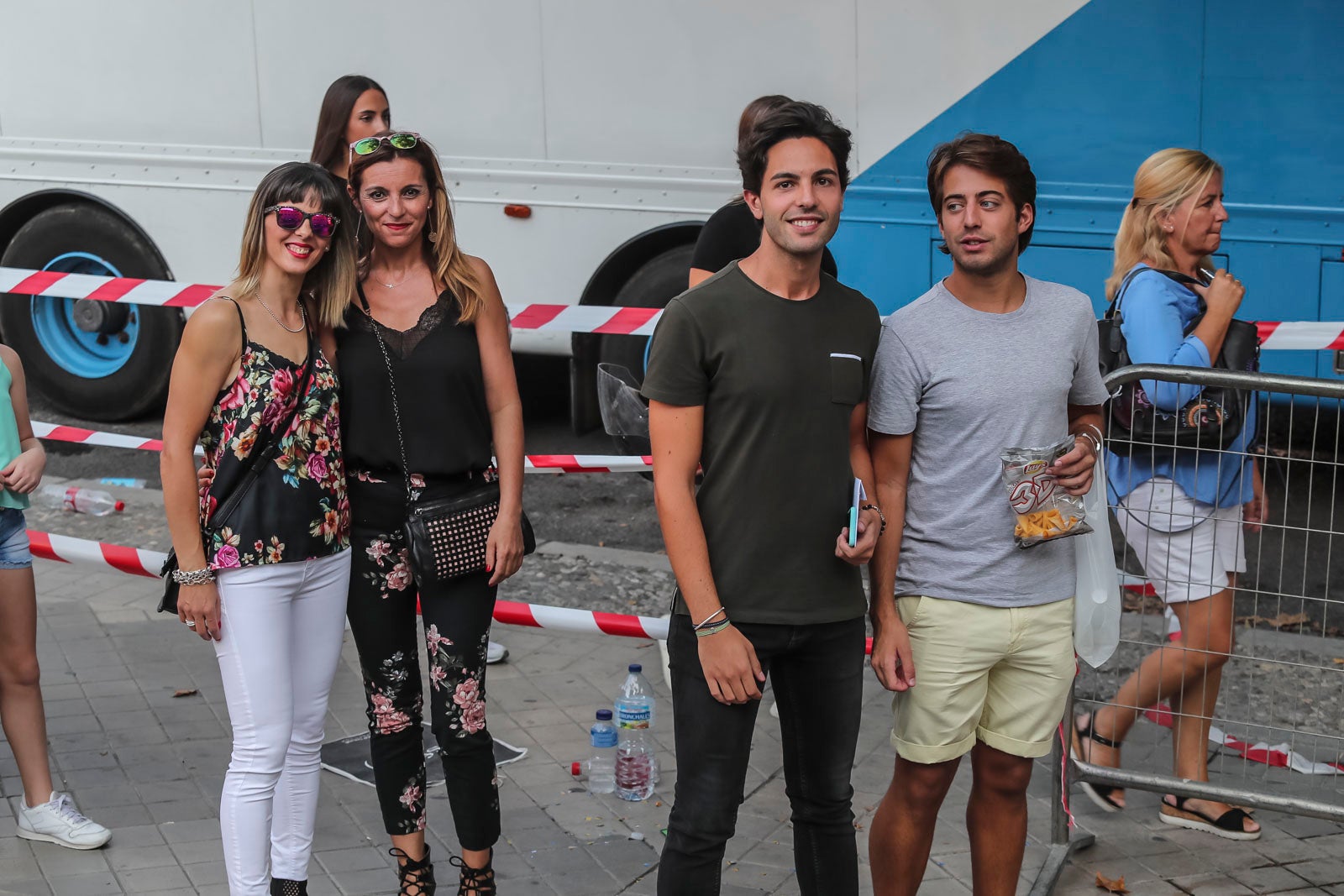 Colas interminables para acceder al concierto del cantante malagueño