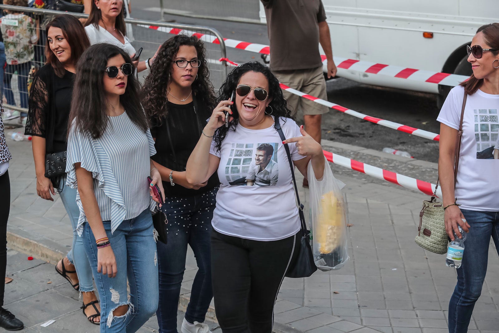 Colas interminables para acceder al concierto del cantante malagueño