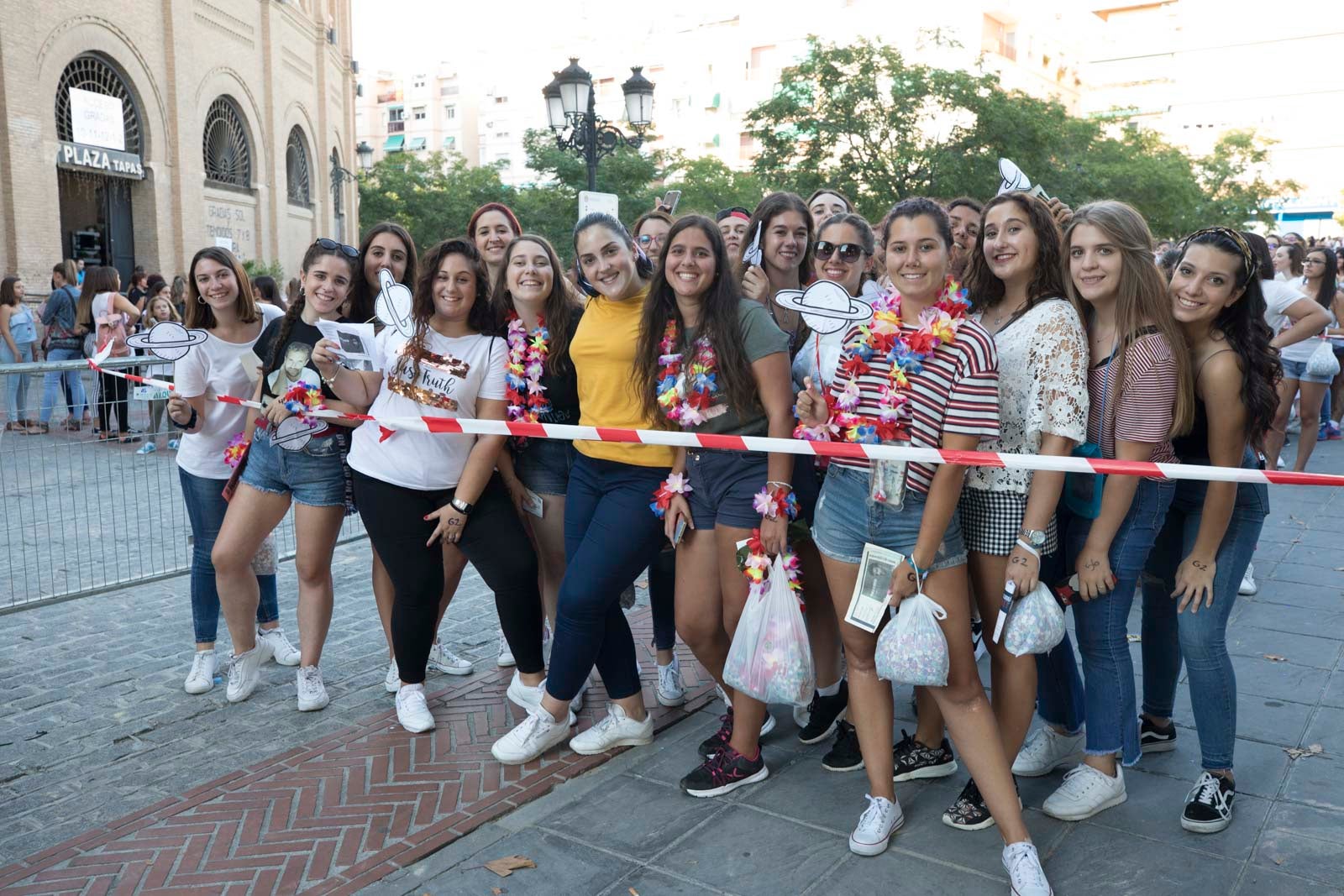 Colas interminables para acceder al concierto del cantante malagueño