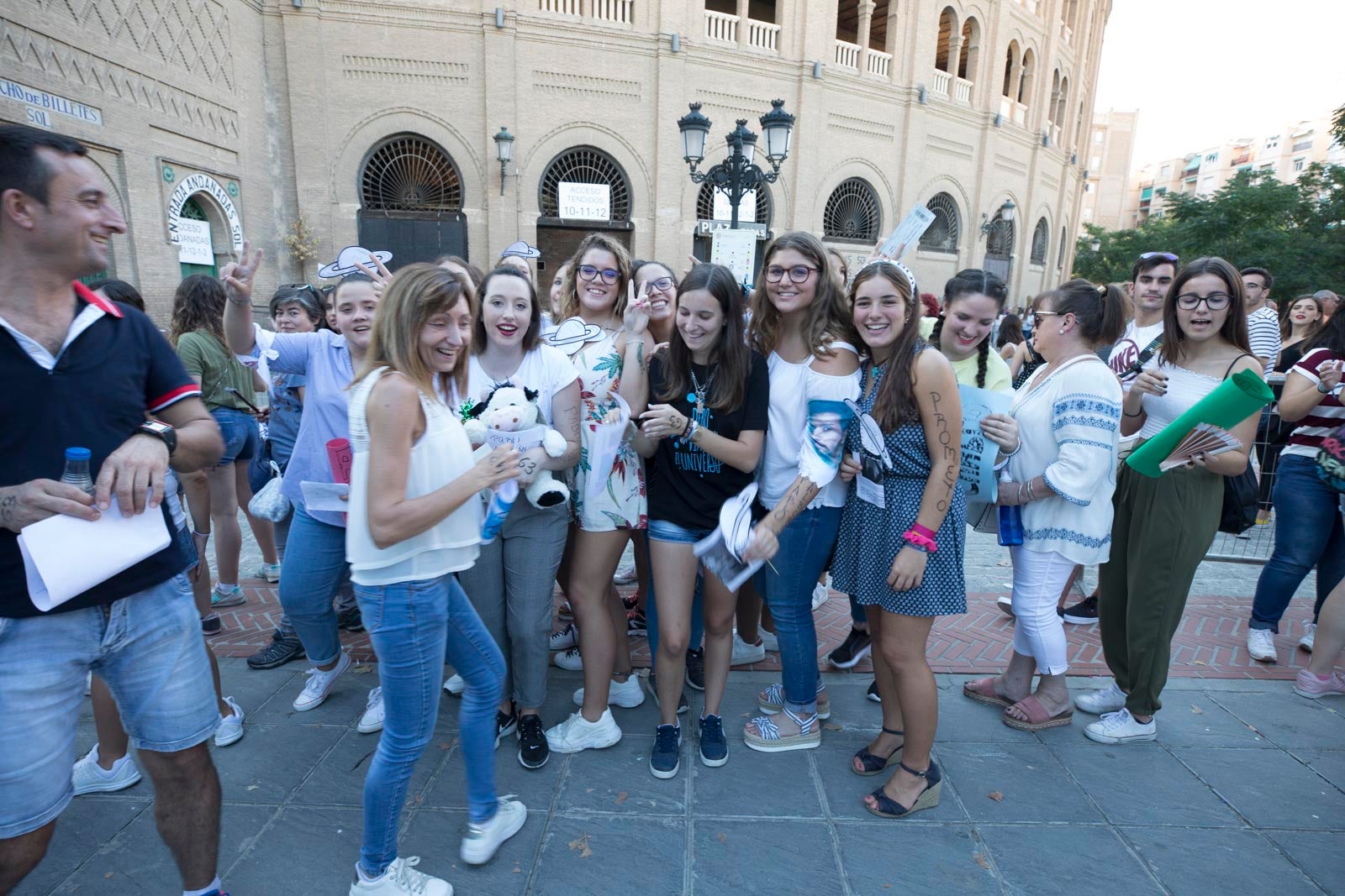 Colas interminables para acceder al concierto del cantante malagueño