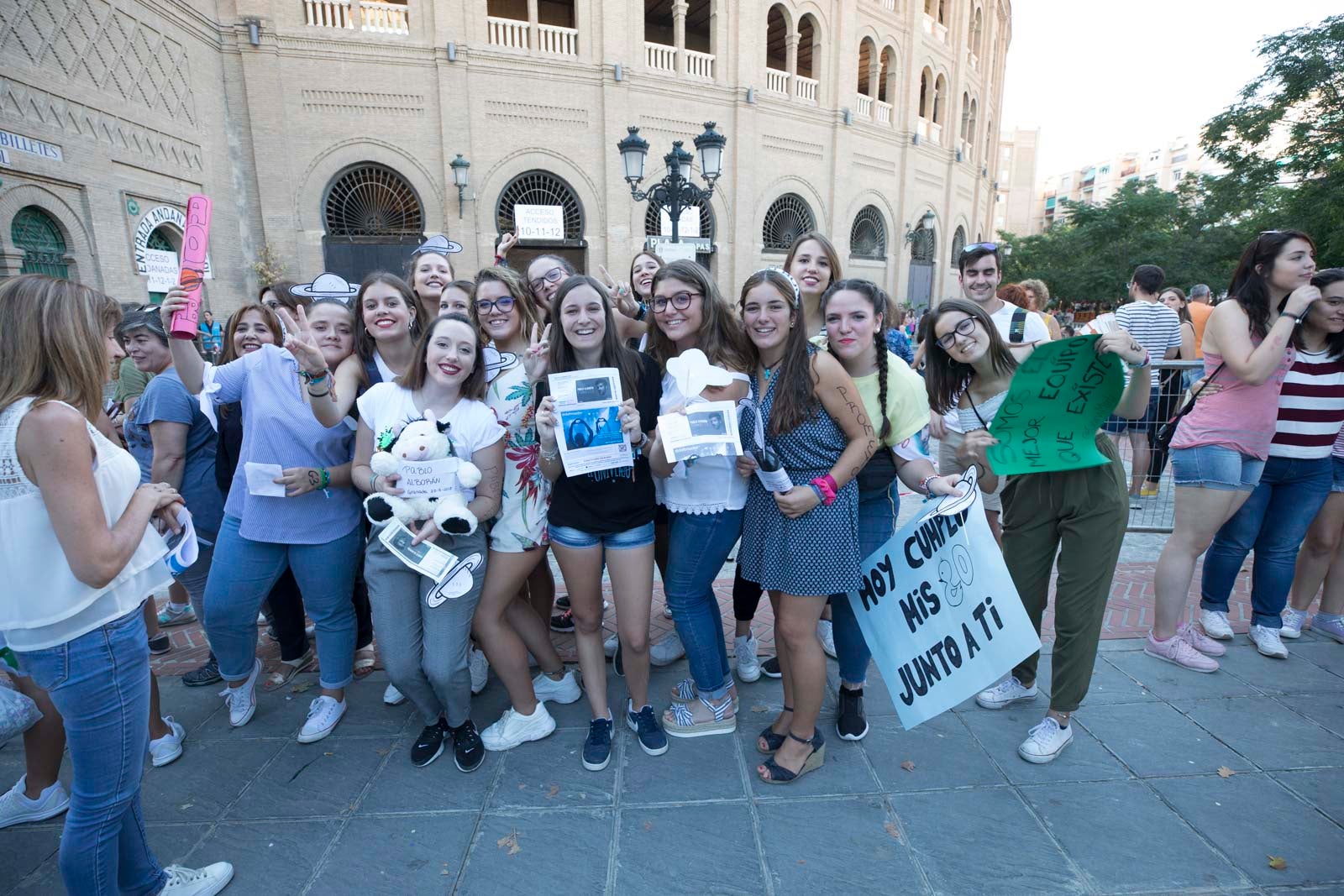 Colas interminables para acceder al concierto del cantante malagueño