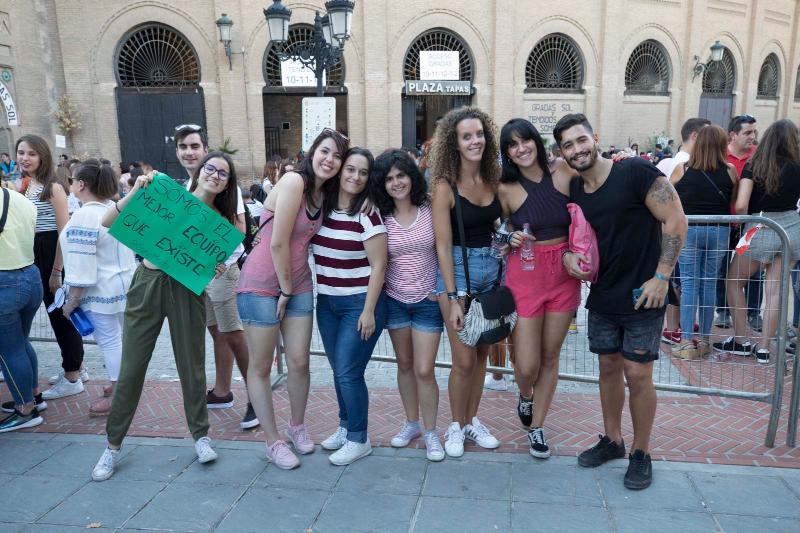 Colas interminables para acceder al concierto del cantante malagueño