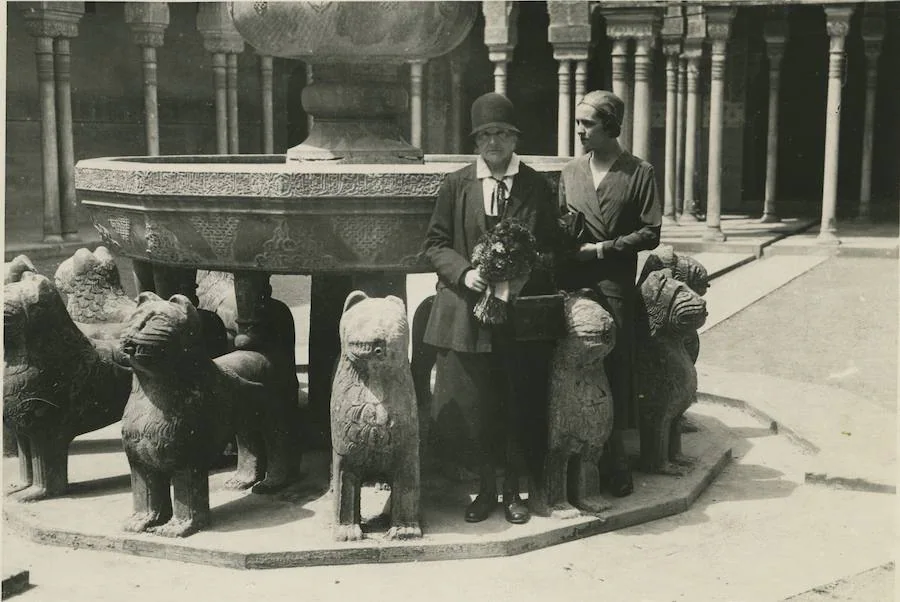 La científica Marie Curie en el Patio de los Leones, en 1931.