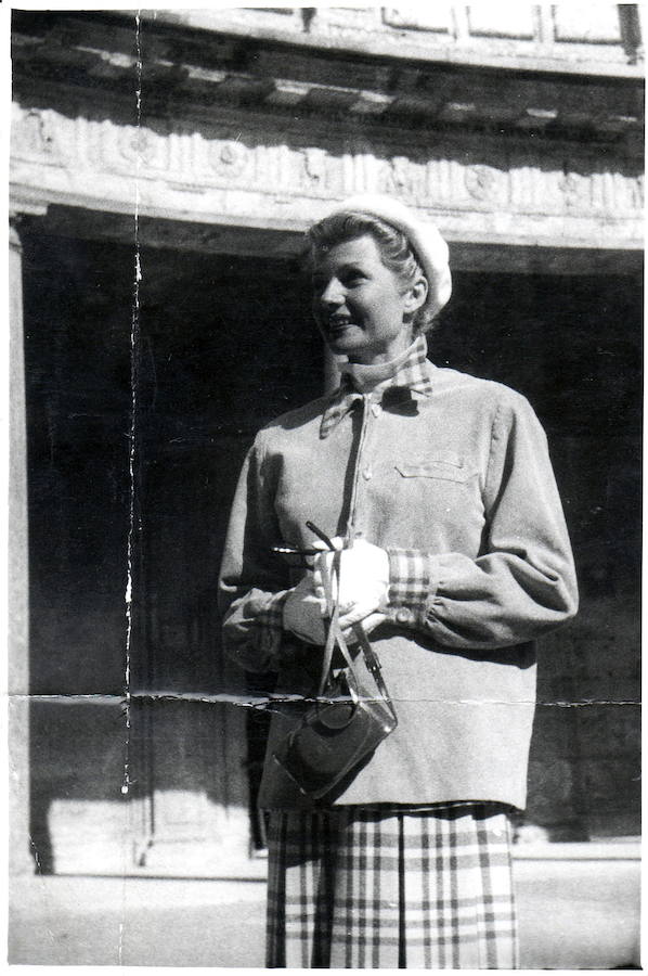 La actriz Rita Hayworth en el patio del Palacio de Carlos V, en 1952.