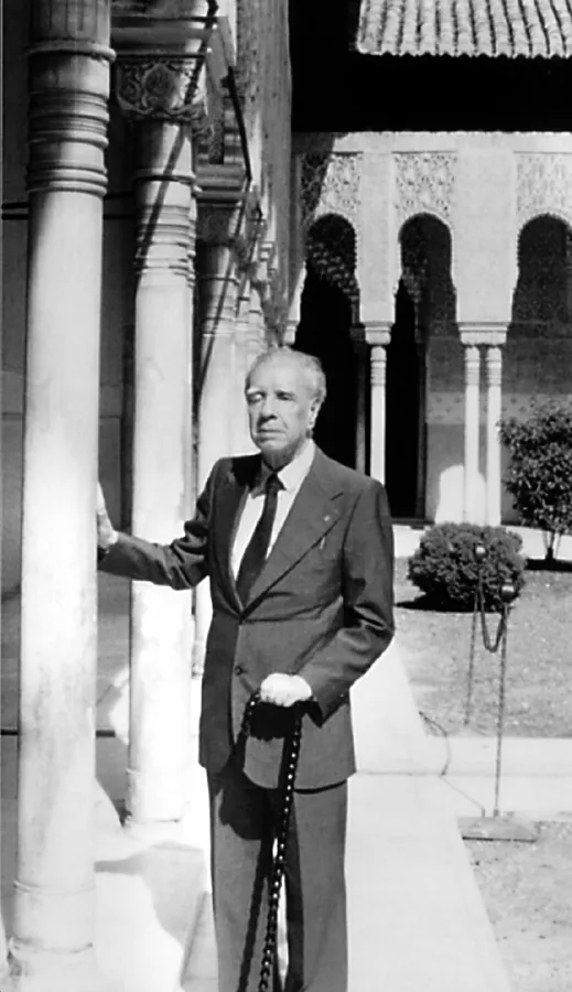 El escritor argentino Jorge Luis Borges en el Patio de los Leones, en 1980. 