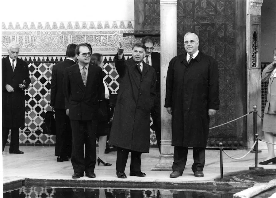 El canciller federal de Alemania Helmut Khol estuvo en la Alhambra junto a su homólogo españo, entonces Felipe González. Era eñ año 1993 y Manuel Chaves, en la izquierda de la imagen era el presidente de la Junta de Andalucía.