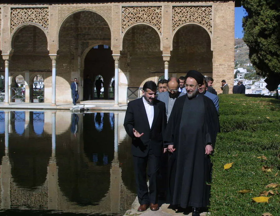 El entonces presidente de Irán, Mohammad Jatamí, contempla la maravillosa arquitectura de los palaciones nazaríes, en 2002.