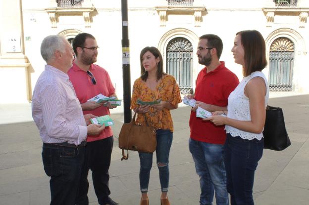 Los representantes socialistas, junto a la Escuela de Artes. 