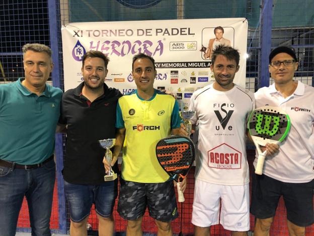 Javier Limones y Guillermo Ruiz de la Herrán, junto a los organizadores de torneo.