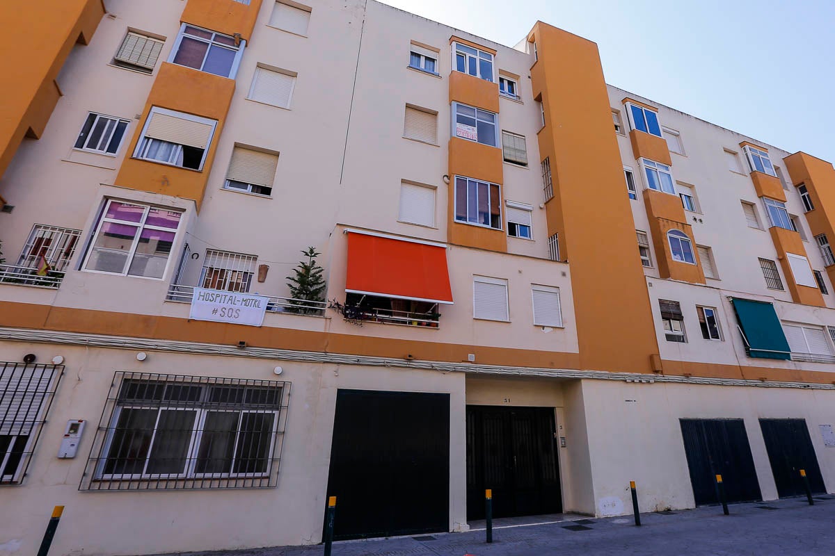 Ventanas y balcones han servido a los motrileños para colgar sus pancartas en protesta por la situación hospitalaria en el municipio de la Costa.