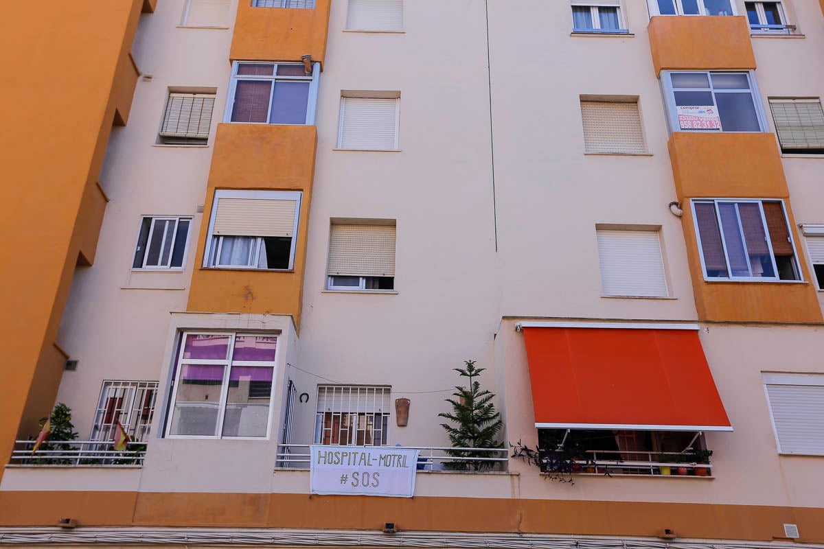 Ventanas y balcones han servido a los motrileños para colgar sus pancartas en protesta por la situación hospitalaria en el municipio de la Costa.